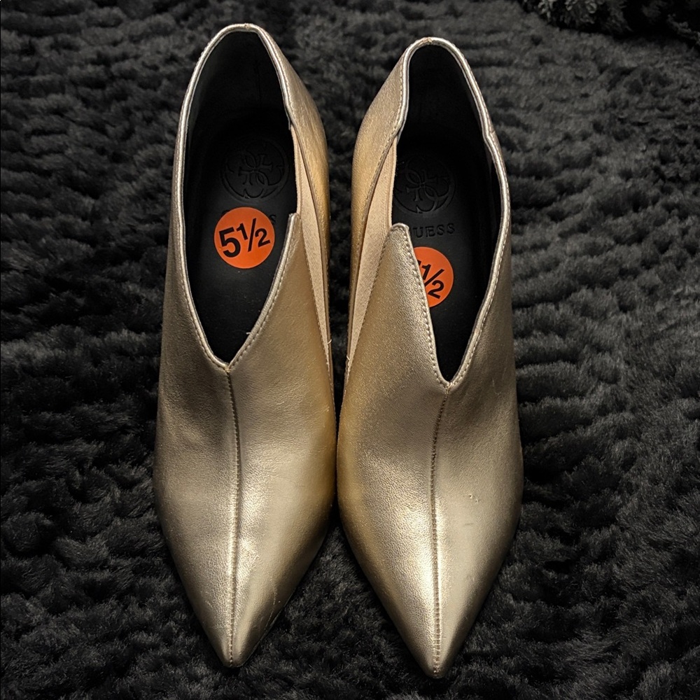 NWOT Guess Gold Pointed Toe Women's Pumps